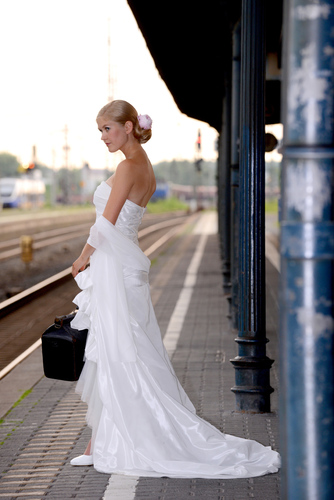 eine Braut am Bahnhof